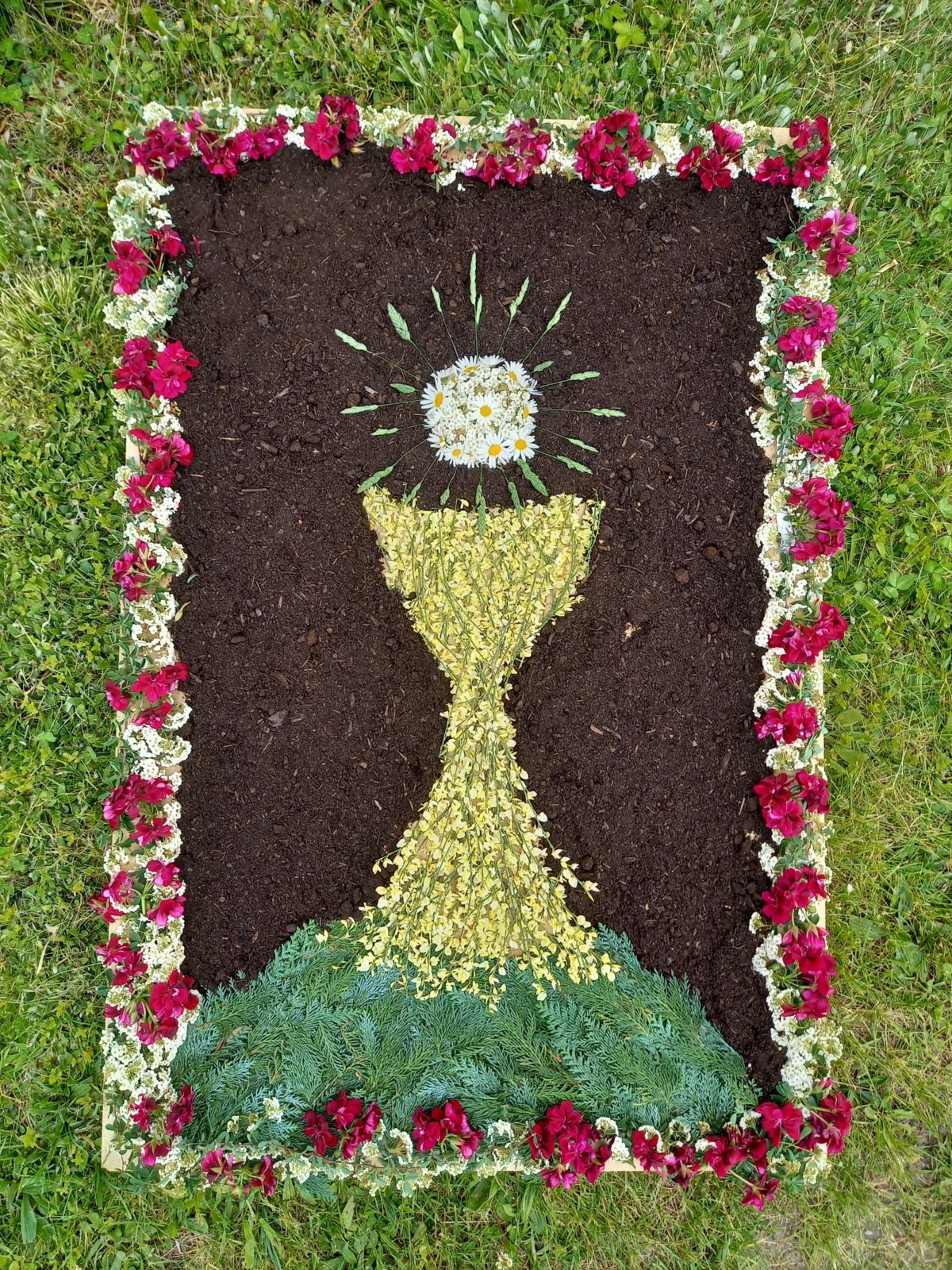 fronleichnam---blumenteppich-1-laiz-2021_by_Yvonne_Dreher_pfarrbriefservice