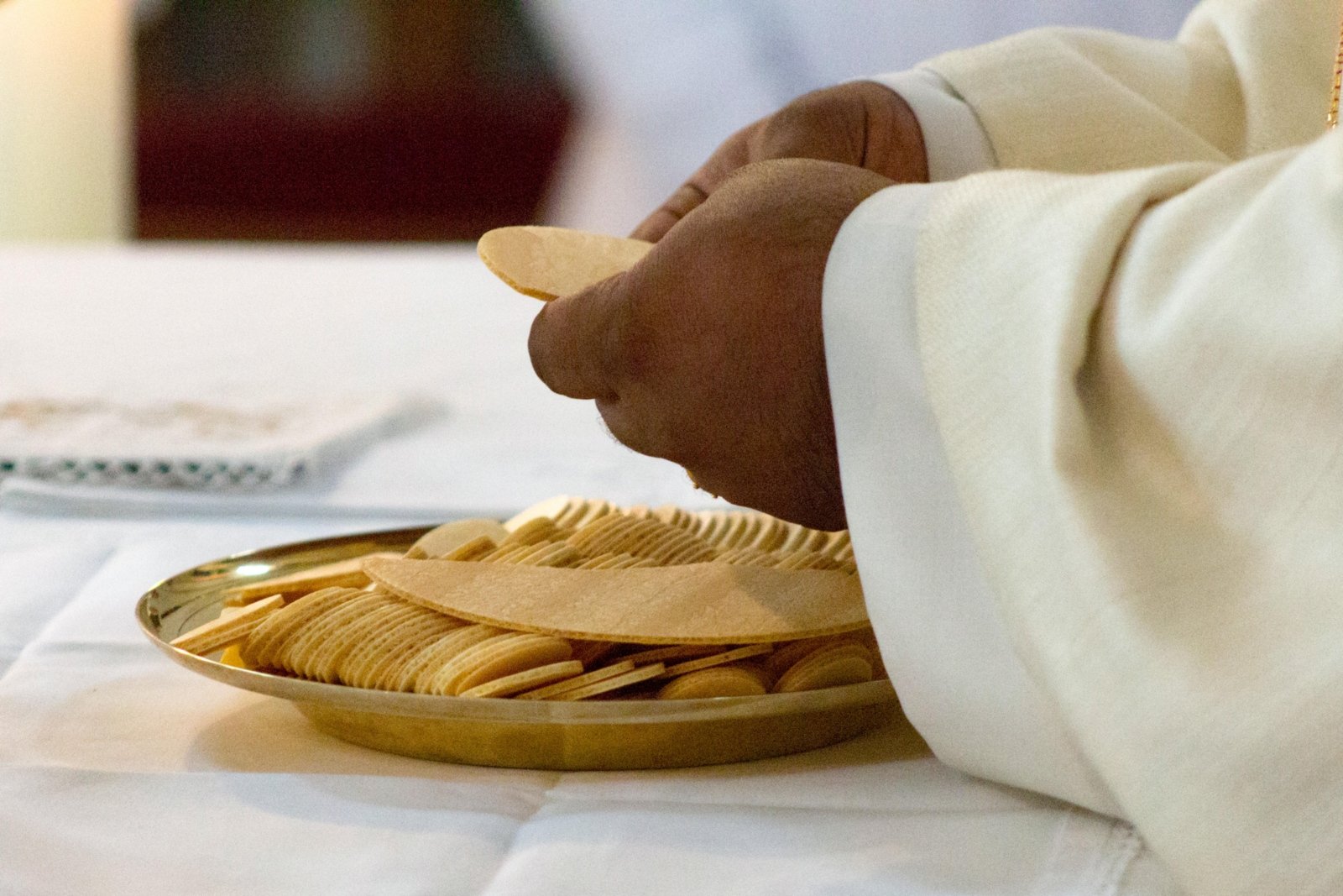 celebration-of-the-eucharist-5243045_by_norbert47_pixabay_pfarrbriefservice (c) Norbert47 in Pfarrbriefservice.de